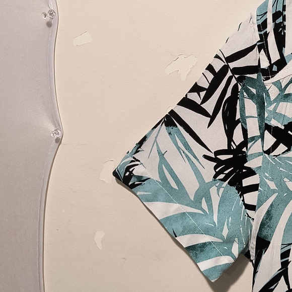 Guess Men's Small White & Tropical Green Button Down Shirt - Picture 6 of 12